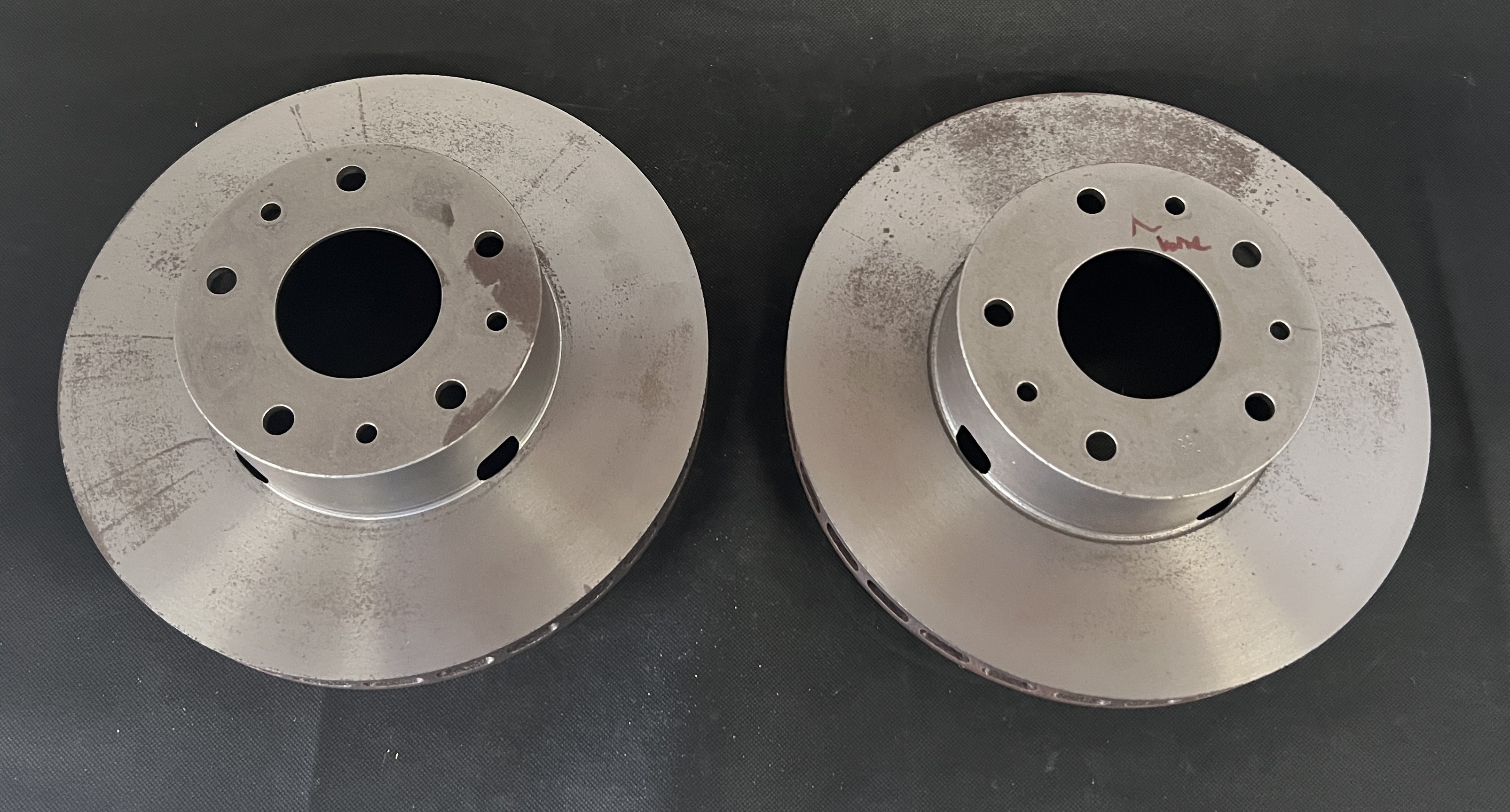 Pair of Vented Brake Discs / Paar Innenbelüftete Bremsscheiben 