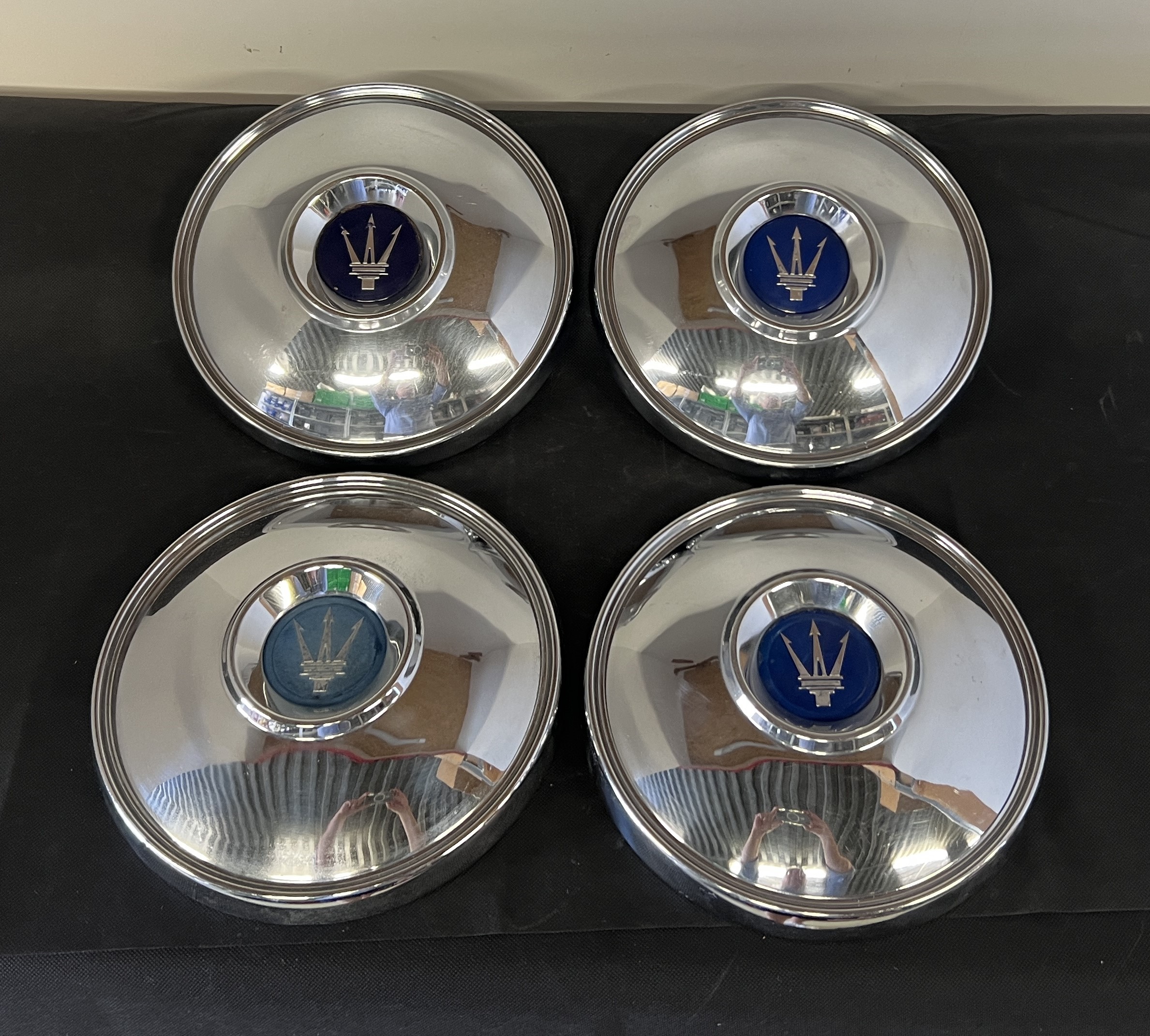 Maserati - Set of 4 Hubcaps / Satz Radkappen