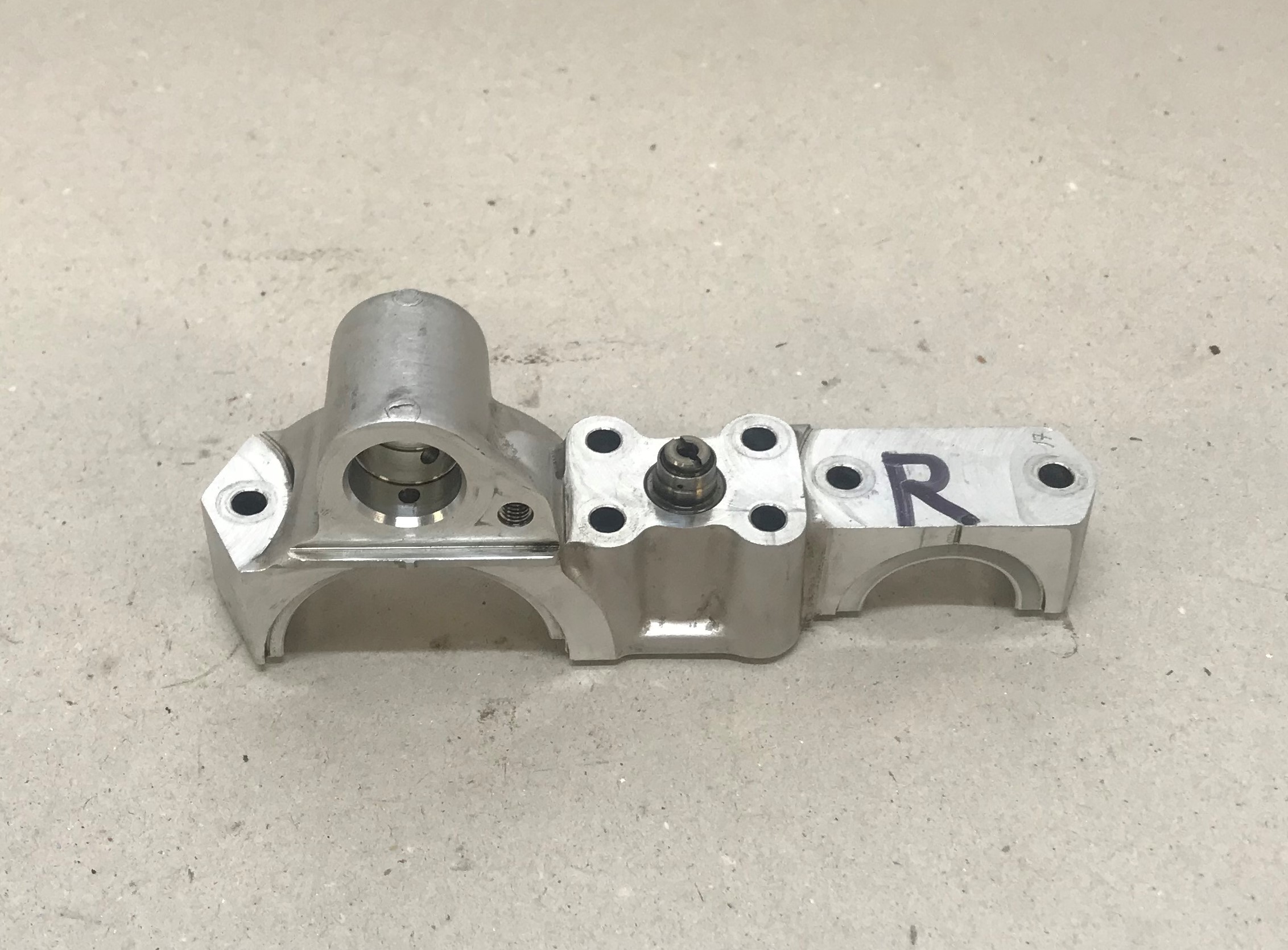Selenoid Valve Bracket at Cylinder Head - right / Stell-Ventil Brücke - rechts
