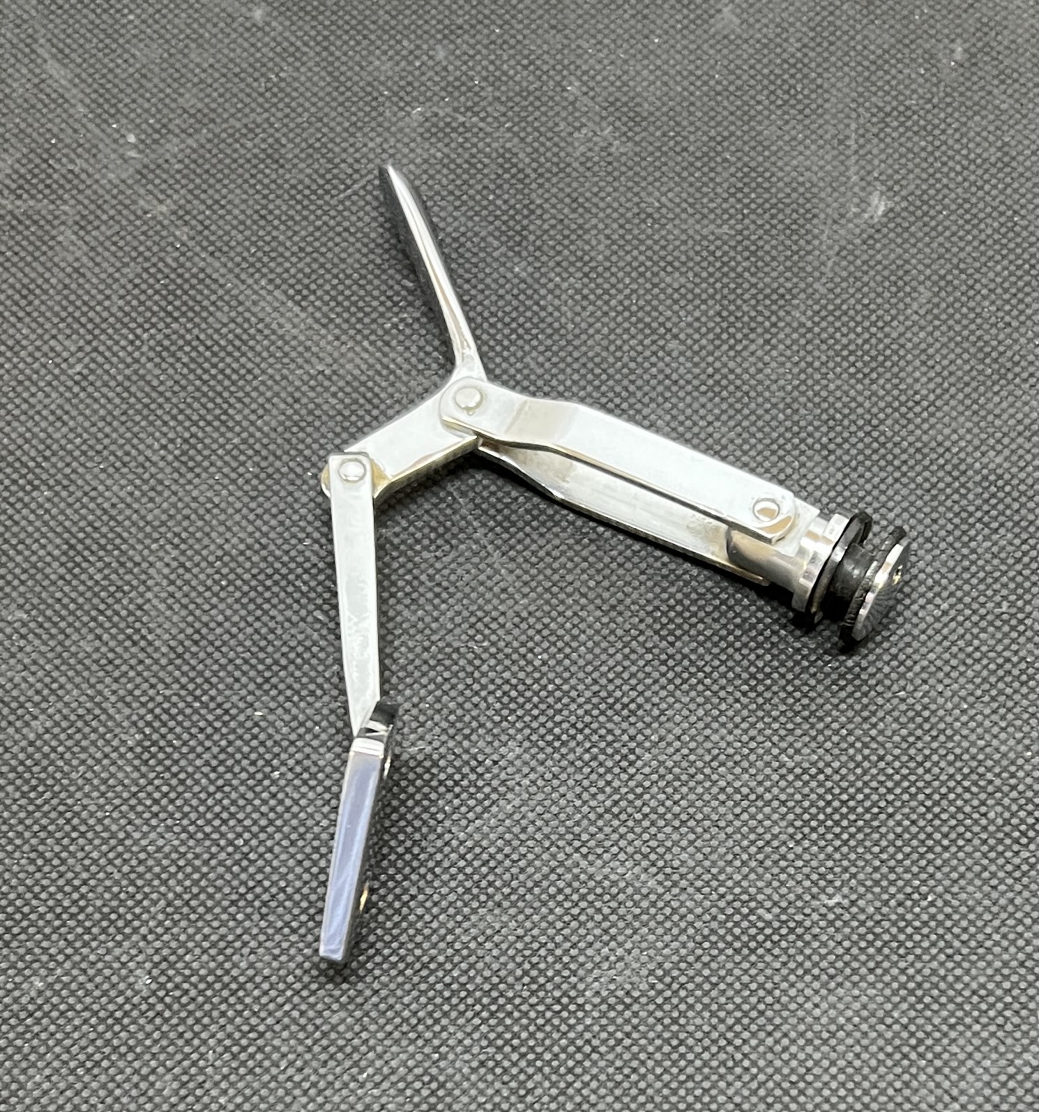 Lamborghini 400 GT - Hinge for Rear Pop-Out Window / Gelenk für hinteres Austellfenster