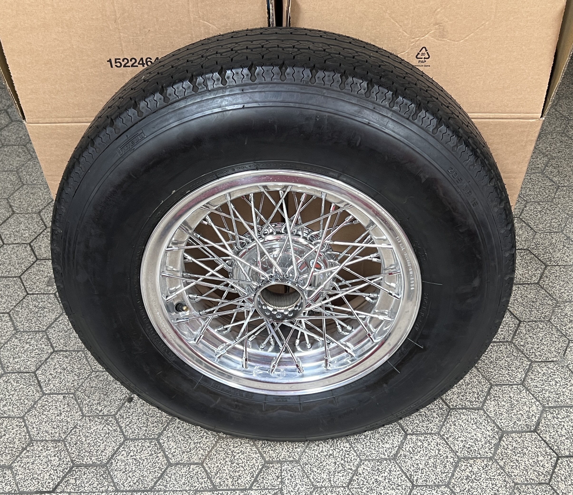 Ruote Borrani - RW 3994 6.50 x 15 with Pirelli Cinturato HS