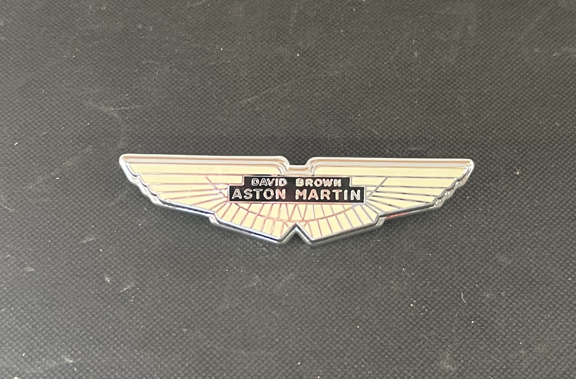 Aston Martin - Wing Bonnet and Boot Badge / Emblem für Hauben und Kotflügel - Silver Edge
